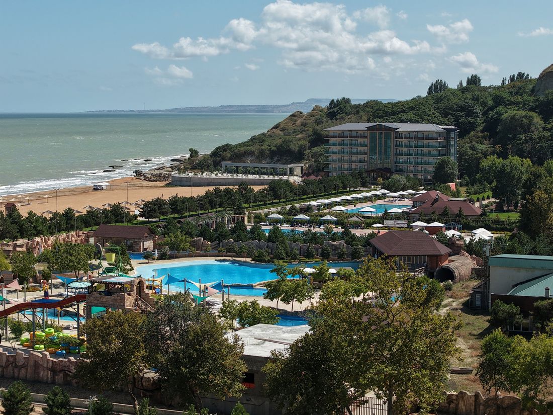 «Каспий Resort» с высоты: бассейны и берег Каспия